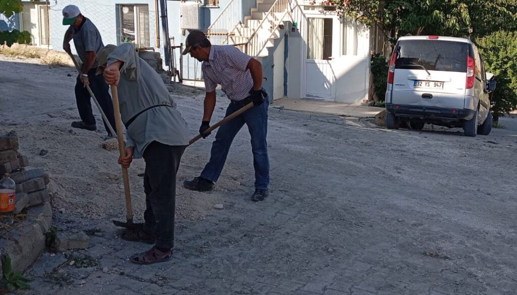 Uluborlu Belediye ekipleri, yağışlardan etkilenen bölgeleri onarıyor