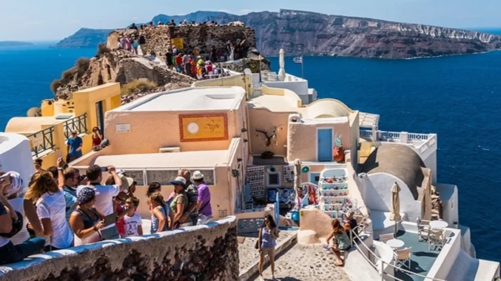 Yunanistan turist yoğunluğunu önlemek için vergi artırıyor