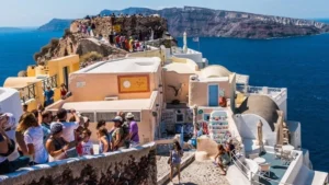 Yunanistan turist yoğunluğunu önlemek için vergi artırıyor