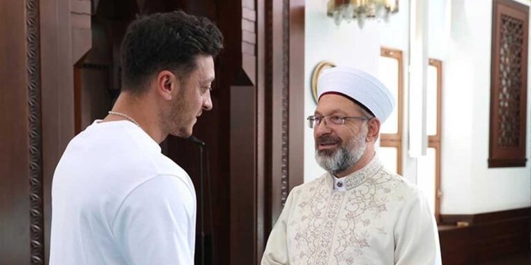 Mesut Özil, Diyanet İşleri Bakanı Ali Erbaş ile bir araya geldi