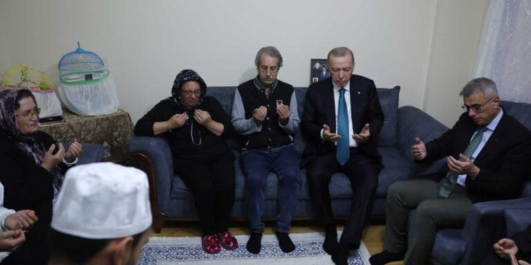 Cumhurbaşkanı Erdoğan’dan trafik kazasında hayatını kaybeden Betül Önderoğlu’nun ailesine taziye ziyareti