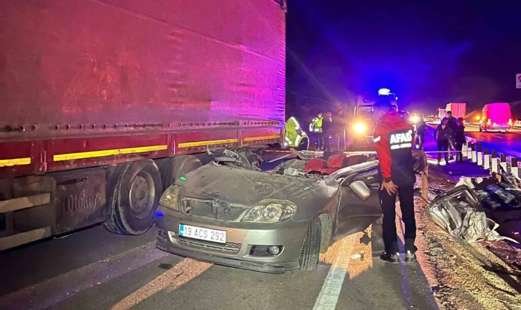 Otomobil paramparça oldu, 1 ölü