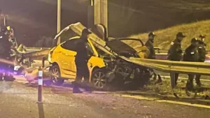 Ticari Taksi Bariyerlere Saplandı, Sürücü Hayatını Kaybetti