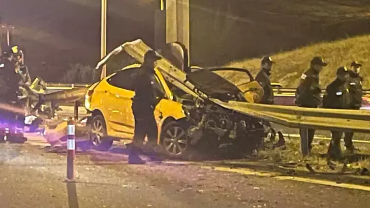 Ticari Taksi Bariyerlere Saplandı, Sürücü Hayatını Kaybetti