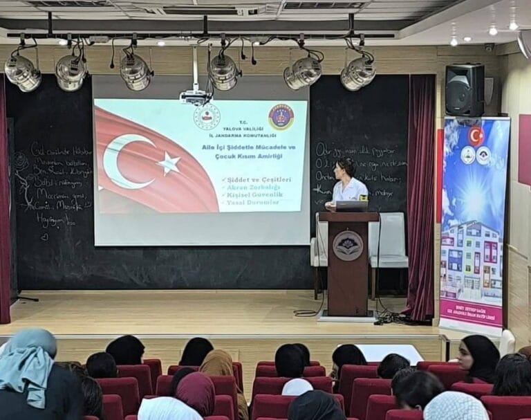 Yalova’da jandarma çocukların güvenliği için eğitime devam ediyor