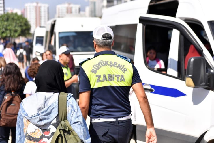 Zabıta ekipleri okul önlerinde sıkı denetimde