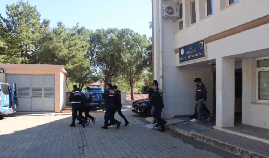 Göçmen kaçakçıları yakalandı