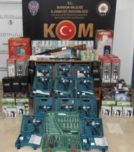 213 parça emtia ele geçirildi