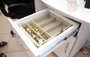 Serik’te eczaneye giren hırsızın rahat tavırları dikkat çekti