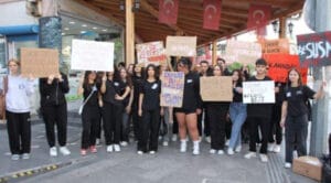 Serik’te liseli öğrenciler kadına şiddete karşı yürüyüş düzenledi