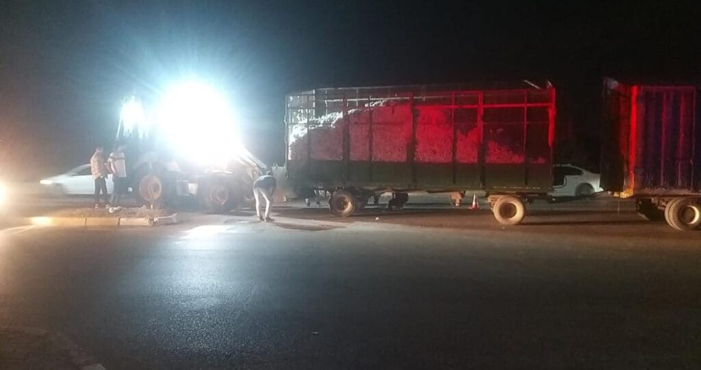 Pamuk yüklü traktör ile otomobil çarpıştı: 2 yaralı