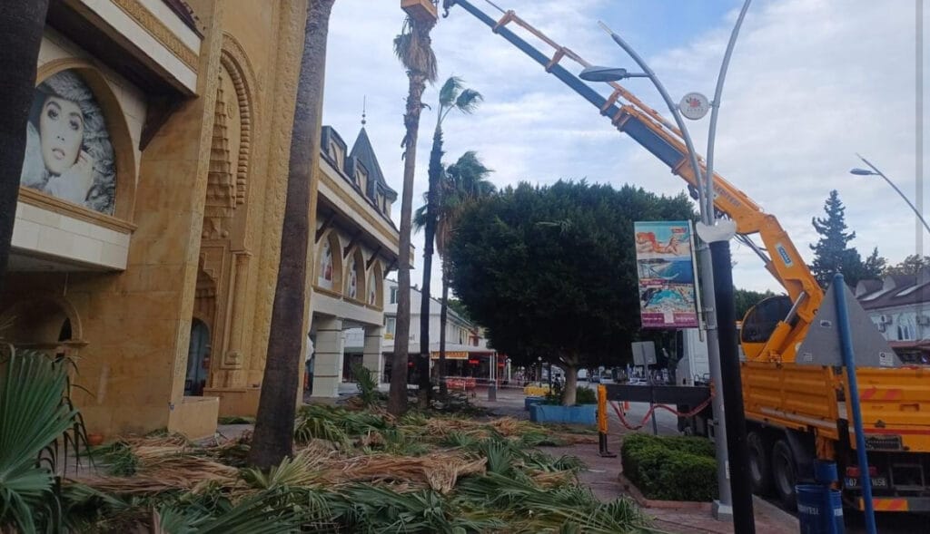 Kemer’de yeşil alanlarda bakım çalışması