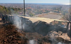 Yangında 50 hayvanı telef olan kadın gözyaşlarına boğuldu
