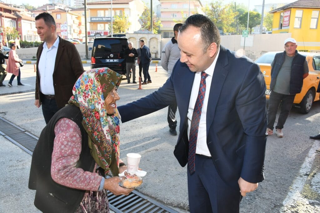 Mobil ikram aracı vatandaşlarla buluşmaya devam ediyor