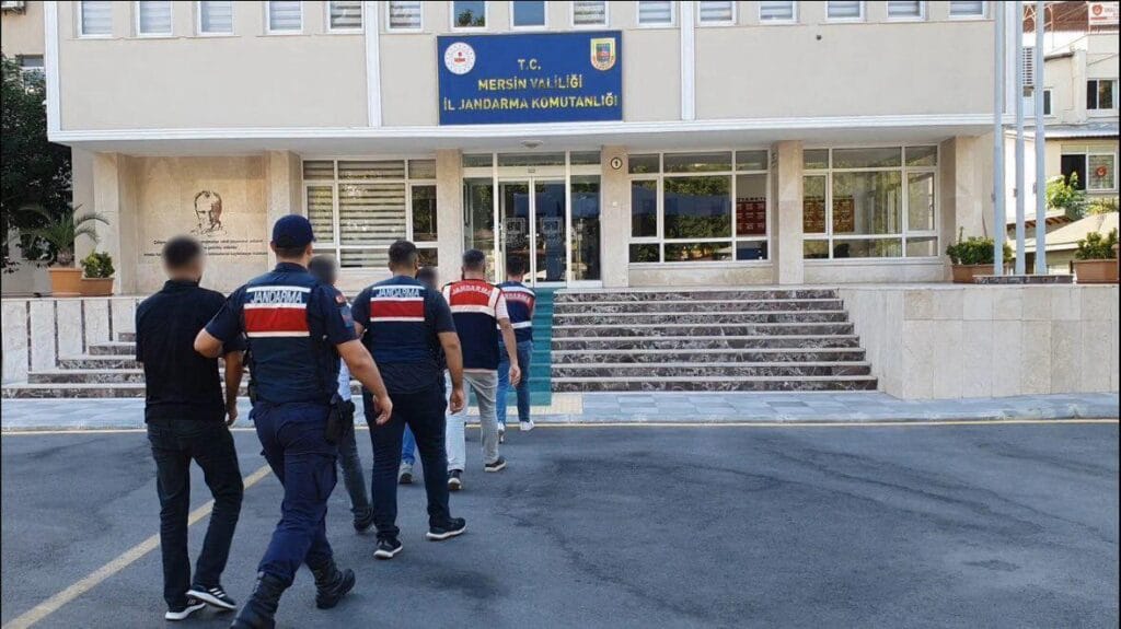 Jandarmadan 3 ilde eş zamanlı göçmen kaçakçılığı operasyonu