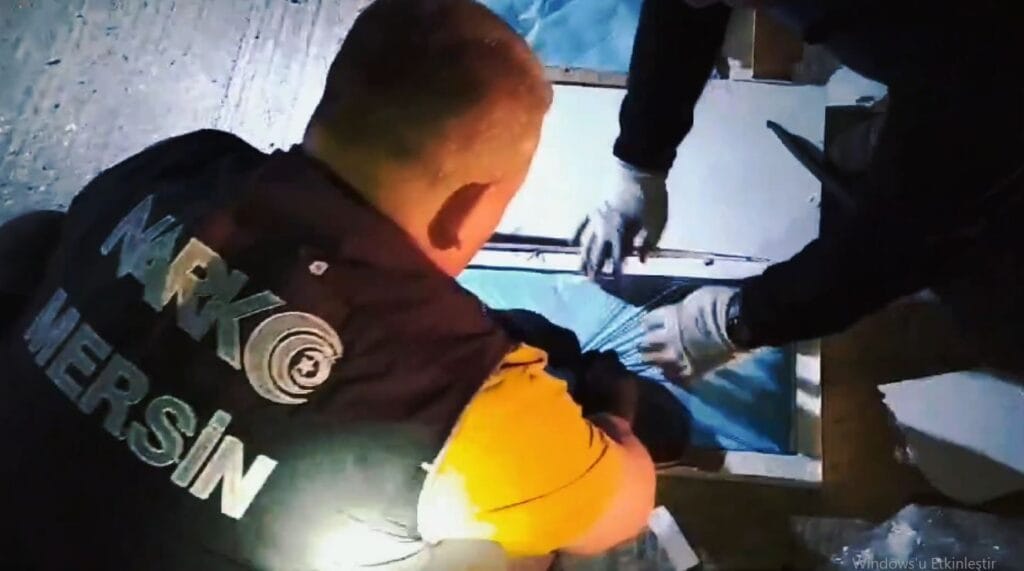 Mersin’de mobilyalara gizlenmiş 20 kilogram metamfetamin ele geçirildi