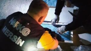 Mersin’de mobilyalara gizlenmiş 20 kilogram metamfetamin ele geçirildi