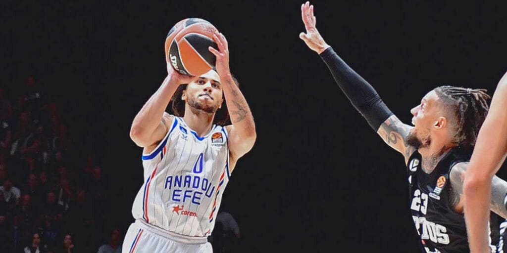 Anadolu Efes, son çeyrekteki oyunuyla Bologna’yı devirdi