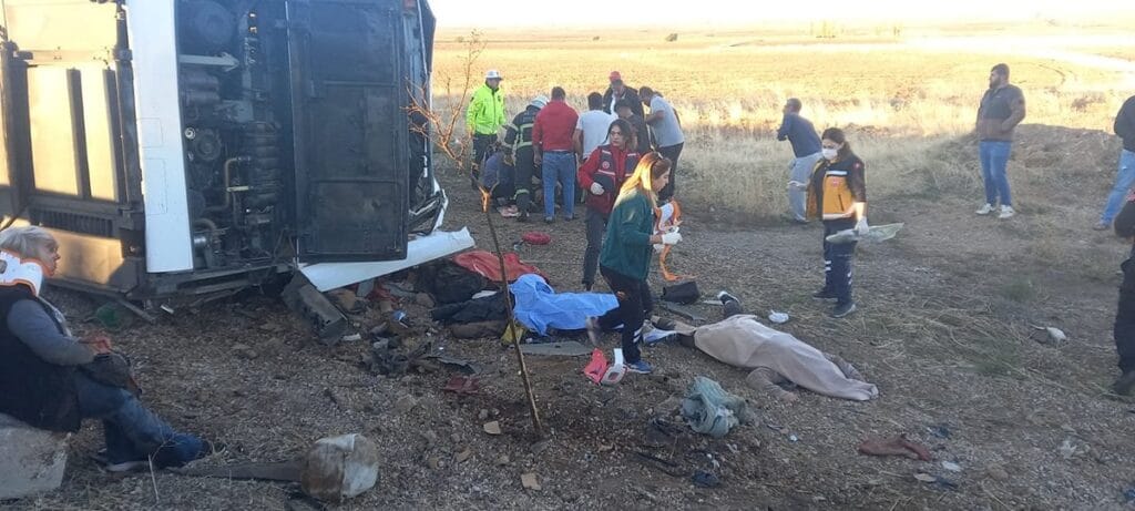 Aksaray’da yolcu otobüsü devrildi: Ölü ve yaralılar var