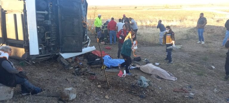 Aksaray’da yolcu otobüsü devrildi: Ölü ve yaralılar var