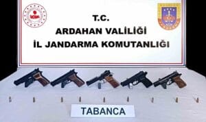 Ardahan’da otomobilde 5 adet ruhsatsız tabanca ele geçirildi
