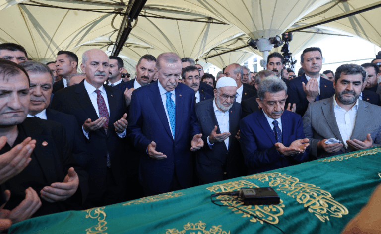 Recai Kutan toprağa verildi