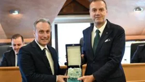 Türk denizciliğine yeni nesiller yetiştiriliyor: İMEAK’tan Rizeli öğretmene plaket