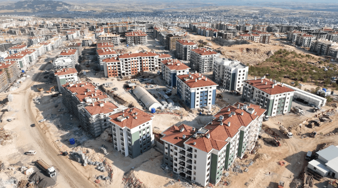 İndere’de kaya zemine tünel kalıp sistemiyle sağlam konutlar inşa ediliyor