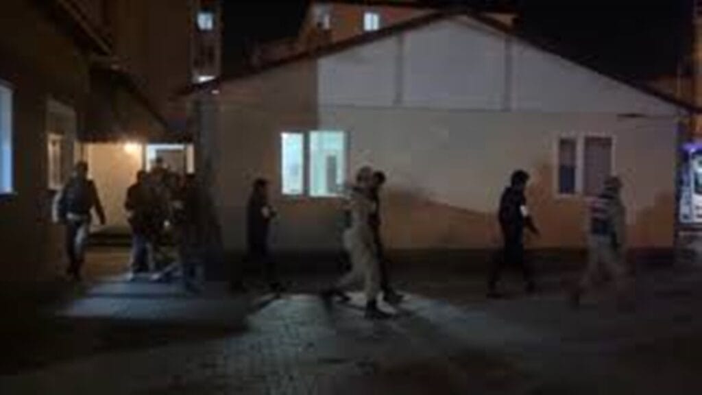 Kars’ta sahte pasaportlu 21 düzensiz göçmen yakalandı