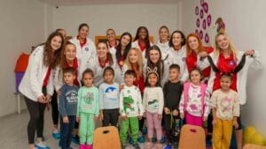 Keçiören Belediyesi voleybol takımı çocukları sevindirdi