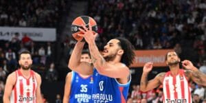 Anadolu Efes, Olympiakos’a karşı 15 sayı geriden gelerek kazandı