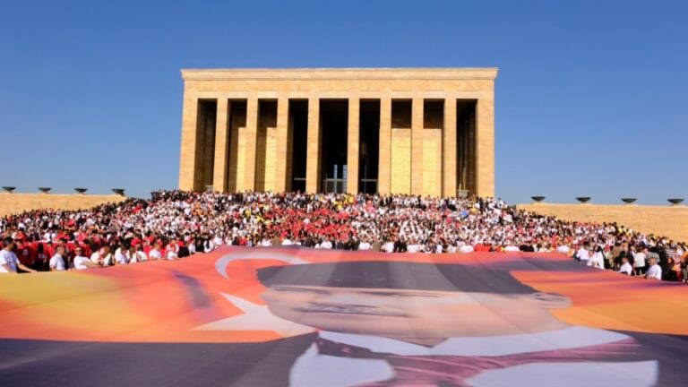 LÖSEV on binlerce kişiyle Ata’nın huzurunda!