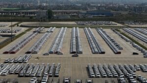 Otomotiv sektöründe üretim azalırken, eski araçlar çevre sorunu yaratıyor