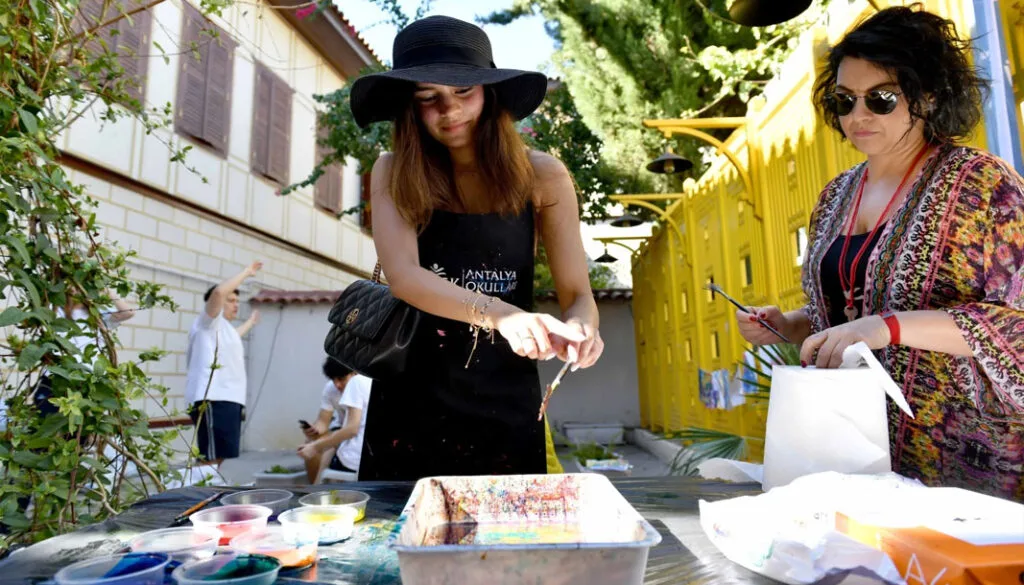 Kaleiçi sokakları sanatla renklendi