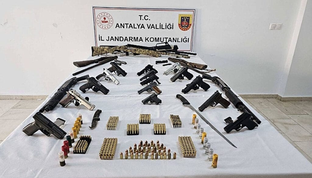 Antalya’da 15 adrese eş zamanlı operasyon