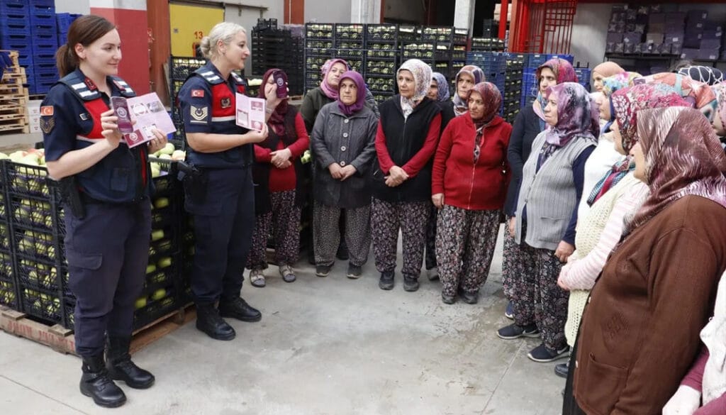 Isparta Jandarma ekiplerinden elma işçilerine KADES bilgilendirmesi