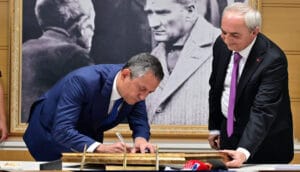 CHP Genel Başkanı Özgür Özel, Kepez Belediyesi’ni ziyaret etti: “Dimdik Ayaktayız”