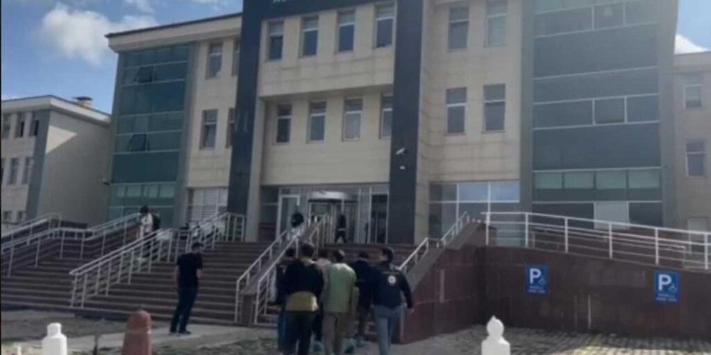 Kars’ta 7 düzensiz göçmen sahte pasaportla yakalandı