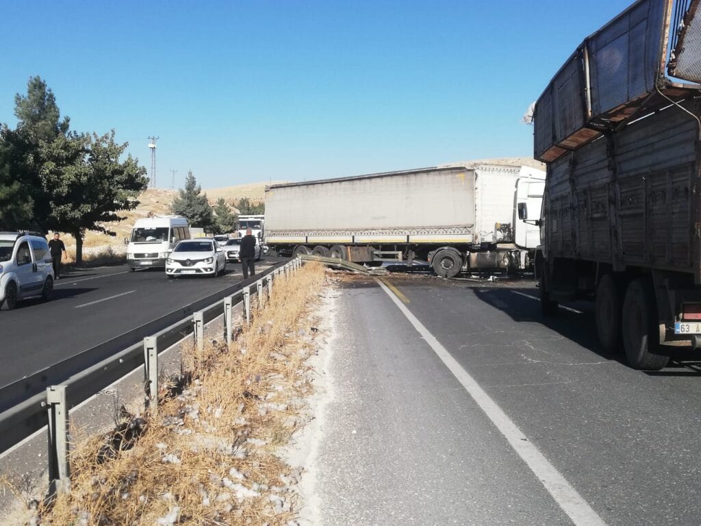 Şanlıurfa’da TIR ters şeride geçti! Yaralı var…