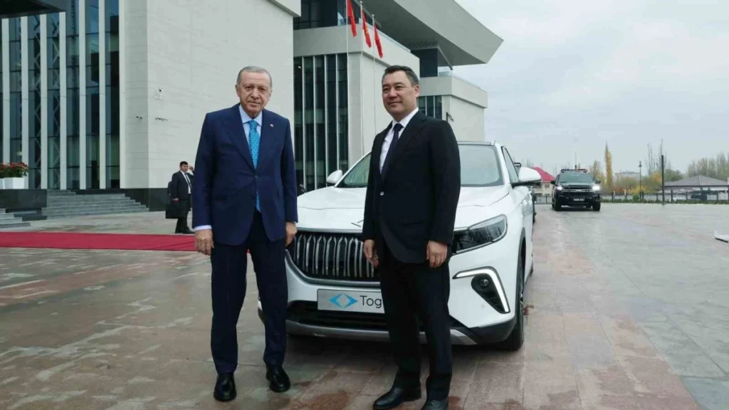 Cumhurbaşkanı Erdoğan, Kırgızistan’da Togg hediye etti