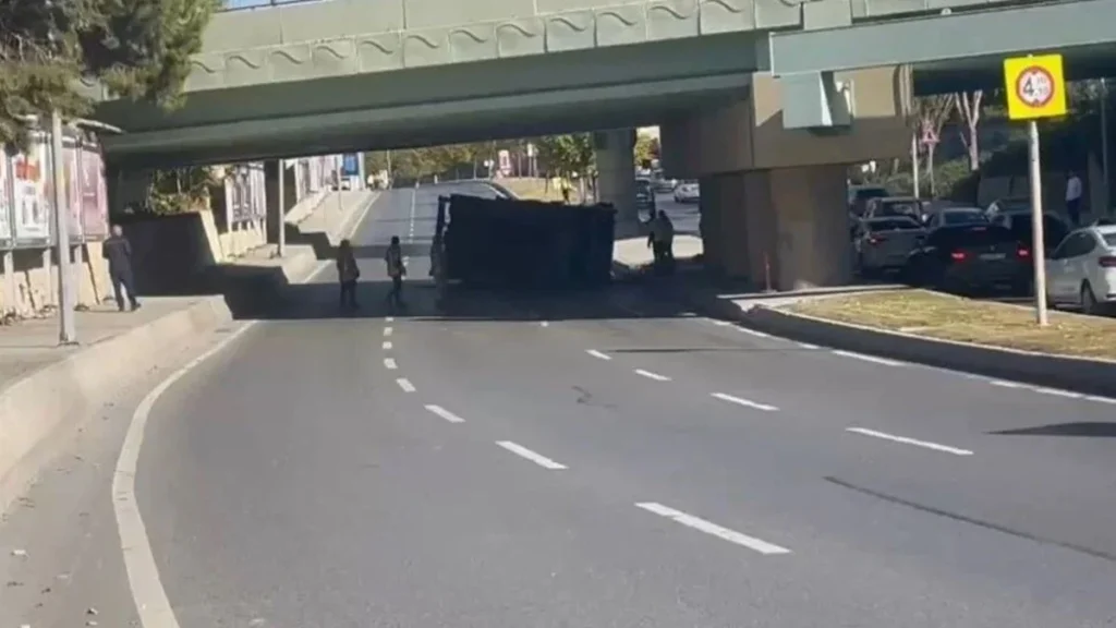 Bakırköy’de İSKİ vincinin üst geçide çarpması trafiği felç etti
