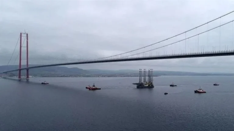 Çanakkale Boğazı’nda gemi arızası trafiği durdurdu