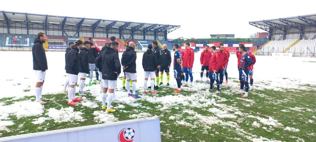 Kar yağışı maçı iptal ettirdi