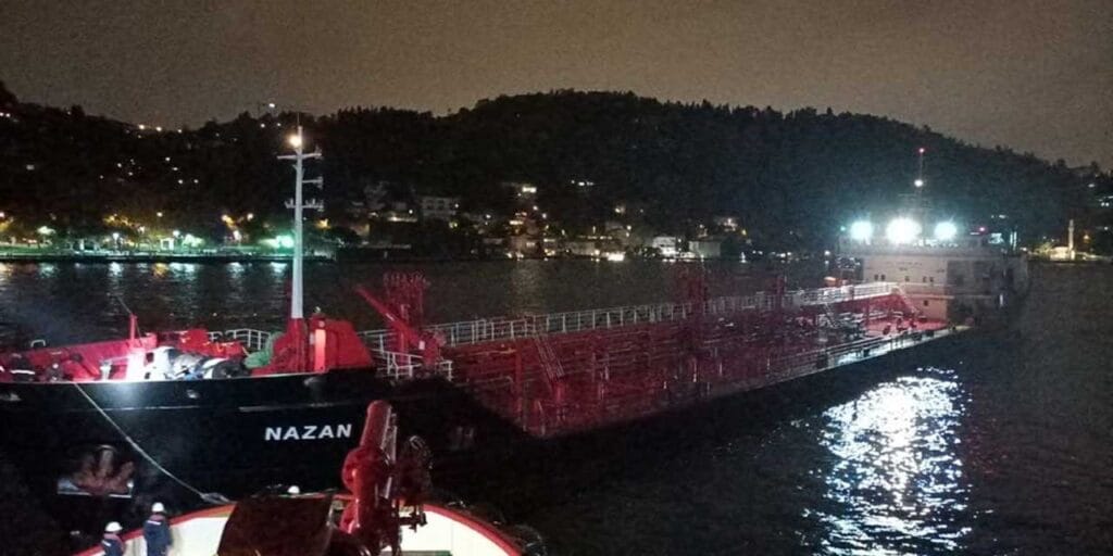 İstanbul Boğazı’nda arıza yapan tanker sebebiyle gemi trafiği çift yönlü olarak askıya alındı