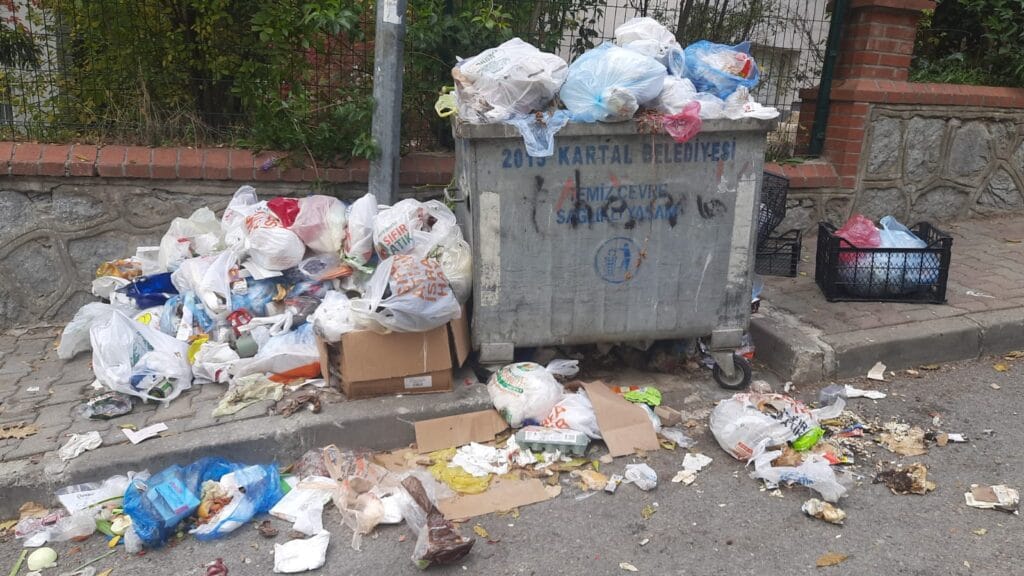 Kartal’da çöpler sokakları kapladı