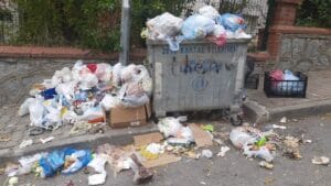 Kartal’da çöpler sokakları kapladı