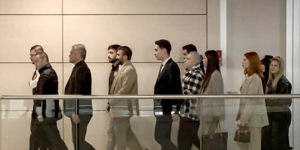 Serdar Ortaç ve Mehmet Ali Erbil’e ‘yasa dışı bahse teşvik’ operasyonunda ev hapsi cezası verildi