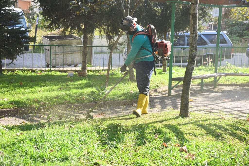 Giresun Belediyesi Yeşil Alanlara Sonbahar Temizliği Yapıyor
