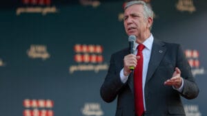 Bu yapılanların ekonomiyi unutturmak için yapıldığına inanıyorum