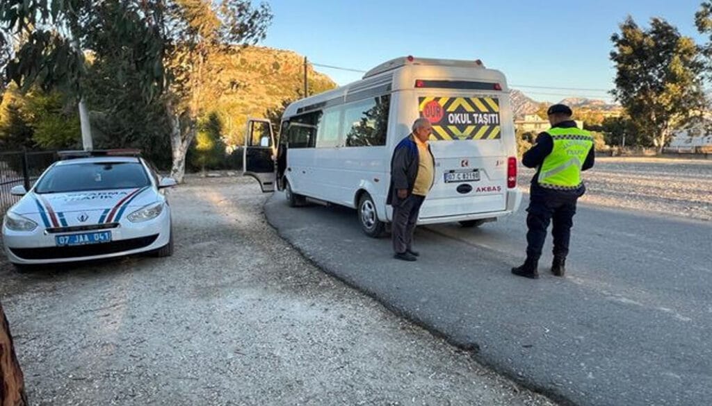 Serik’te jandarma okul servis araçlarının denetimi yaptı